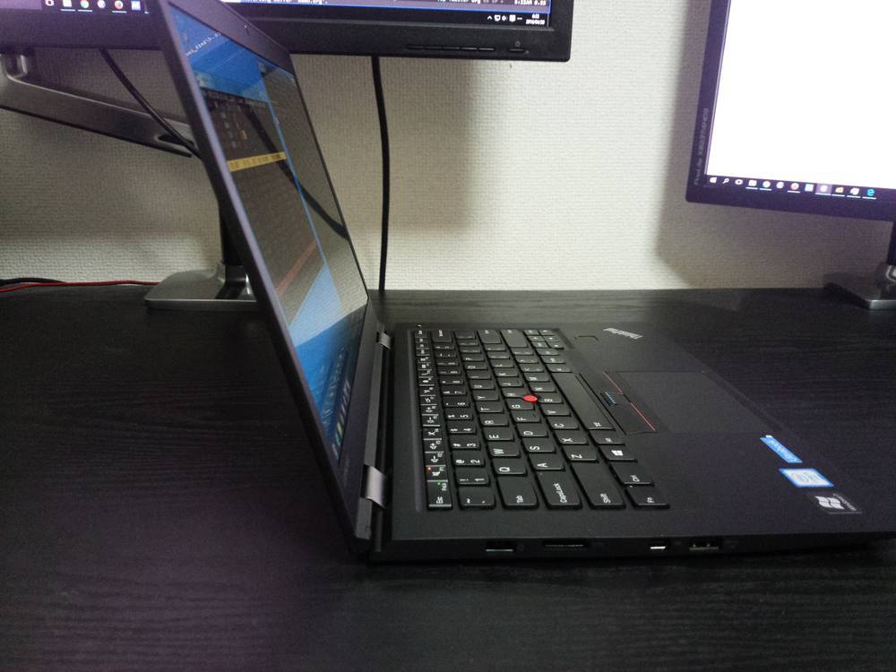 Side-view-of-Thinkpad-X1C4